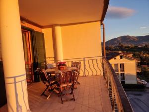 patio ze stołem i krzesłami na balkonie w obiekcie NickyHouse Holiday Home w mieście Giffoni Sei Casali
