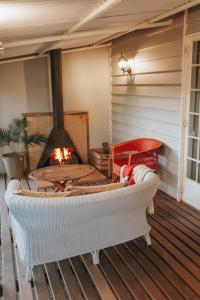 Posezení v ubytování La Vieille Cheminée, Tropical Farm & Eco-Lodges