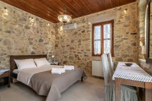 1 dormitorio con 1 cama y 1 mesa en una habitación en Archodiko Villa Imbros, en Ímbros