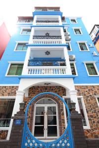 - un bâtiment bleu et blanc avec un balcon dans l'établissement Shenzhen Xichong beach Lanting Homestay, à Dapengcheng