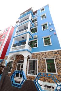 un bâtiment bleu et blanc dans l'établissement Shenzhen Xichong beach Lanting Homestay, à Dapengcheng