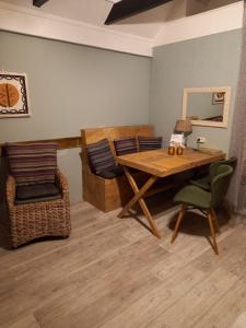 a dining room with a wooden table and chairs at Gastenverblijf 't Achterhoes in Bellingwolde