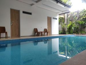 Piscina de la sau aproape de Rion Hostel Bogor