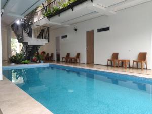 Piscina de la sau aproape de Rion Hostel Bogor