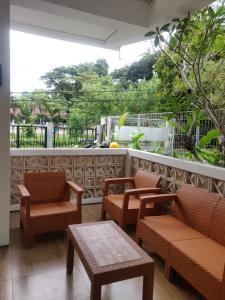 Un balcon sau o terasă la Rion Hostel Bogor