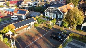 an aerial view of a house with a car parked in a parking lot at 't Lytse Knipke in Lemmer
