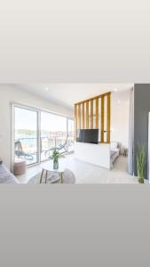 Postel nebo postele na pokoji v ubytování Luxury apartments SKALINADA near beaches, Tisno - Dalmatia