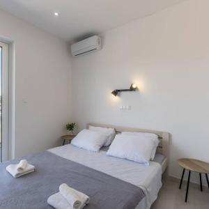 Postel nebo postele na pokoji v ubytování Luxury apartments SKALINADA near beaches, Tisno - Dalmatia