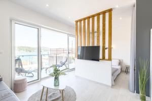 TV a/nebo společenská místnost v ubytování Luxury apartments SKALINADA near beaches, Tisno - Dalmatia
