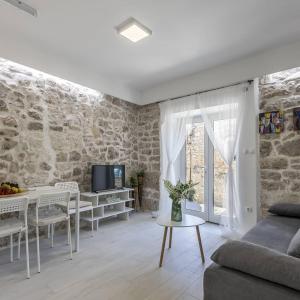 TV a/nebo společenská místnost v ubytování Luxury apartments SKALINADA near beaches, Tisno - Dalmatia