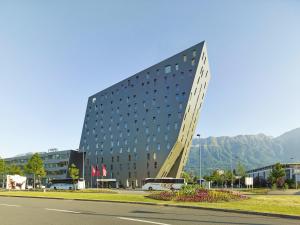 Tivoli Hotel Innsbruck في إنسبروك: مبنى كبير امامه درج طويل