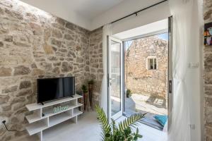 TV a/nebo společenská místnost v ubytování Luxury apartments SKALINADA near beaches, Tisno - Dalmatia