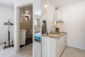 Kuchyň nebo kuchyňský kout v ubytování Luxury apartments SKALINADA near beaches, Tisno - Dalmatia