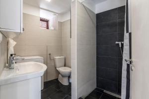Koupelna v ubytování Luxury apartments SKALINADA near beaches, Tisno - Dalmatia