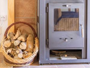 a basket of fire wood next to a toaster oven at Seegefluester am Malchower See in Malchow