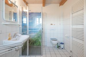 een badkamer met een wastafel en een toilet bij Lütt Huus an de Geestkant in Langenhorn