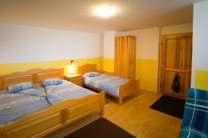 Un pat sau paturi într-o cameră la Rooms and Apartments Jerman