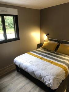 Postel nebo postele na pokoji v ubytování Maison chaleureuse et cosy en bois de 2021 Près de Quimper