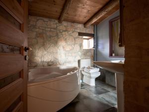 Koupelna v ubytování Vafias Villa - Tranquil Location, Ideal for Large Groups, by ZanteWize