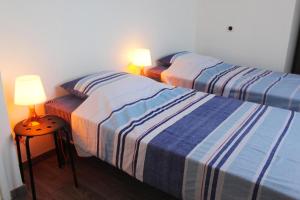 duas camas sentadas uma ao lado da outra num quarto em Maison de 2 chambres avec jardin clos et wifi a Marsillargues em Marsillargues