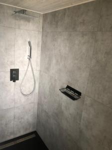 Un baño con ducha y cabezal de ducha en Maison chaleureuse et cosy en bois de 2021 Près de Quimper, en Ergué-Gabéric 7 fotos más