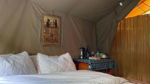 Tiret Riverside Resort and Retreat客房内的一张或多张床位