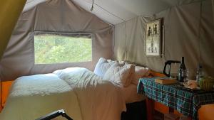 Tiret Riverside Resort and Retreat客房内的一张或多张床位