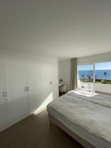 Posteľ alebo postele v izbe v ubytovaní Miraflores Beach - Playa First Line - Sea view - Luxury & Design Apartment