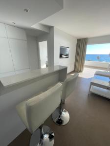 Televízia a/alebo spoločenská miestnosť v ubytovaní Miraflores Beach - Playa First Line - Sea view - Luxury & Design Apartment