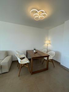 Posedenie v ubytovaní Miraflores Beach - Playa First Line - Sea view - Luxury & Design Apartment
