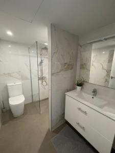 Kúpeľňa v ubytovaní Miraflores Beach - Playa First Line - Sea view - Luxury & Design Apartment
