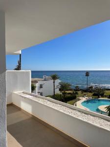 Bazén v ubytovaní Miraflores Beach - Playa First Line - Sea view - Luxury & Design Apartment alebo v jeho blízkosti