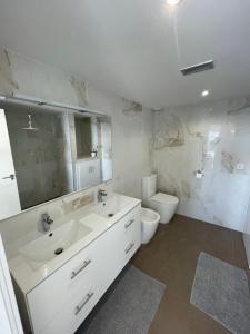 Kúpeľňa v ubytovaní Miraflores Beach - Playa First Line - Sea view - Luxury & Design Apartment