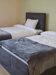 Cama o camas de una habitación en Гостиничный комплекс Адал