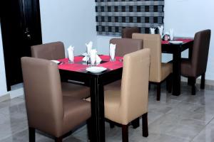 Ein Restaurant oder anderes Speiselokal in der Unterkunft Mariners Suites Lagos 