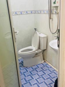 uma casa de banho com um WC e um lavatório em An San Hotel em Dĩ An