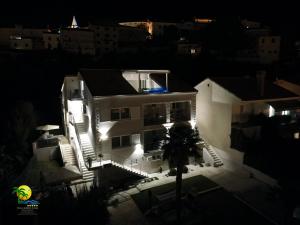 uma vista aérea de uma casa branca à noite em Villa Green Palm em Vrsar
