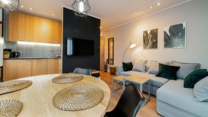 Kuchyňa alebo kuchynka v ubytovaní Wonder Home - Apartamenty z balkonami, blisko centrum Karpacza, stoku i aquaparku