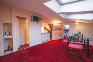 Televízia a/alebo spoločenská miestnosť v ubytovaní Residence B&B La Fontaine Aparthotel