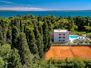 Fotografia z galérie ubytovania Luxury Villa Velvet Bourbon Split with private pool by the sea v destinácii Kaštela