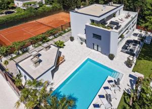 Fotografia z galérie ubytovania Luxury Villa Velvet Bourbon Split with private pool by the sea v destinácii Kaštela