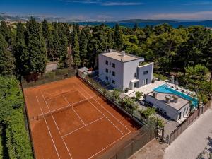 Fotografia z galérie ubytovania Luxury Villa Velvet Bourbon Split with private pool by the sea v destinácii Kaštela