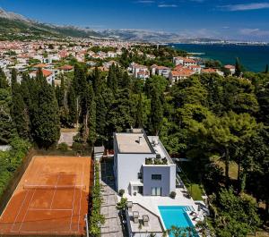 Fotografia z galérie ubytovania Luxury Villa Velvet Bourbon Split with private pool by the sea v destinácii Kaštela