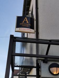 um sinal para um hotel americano na lateral de um edifício em Akteon Hotel em Estugarda