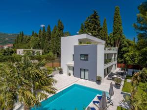 Fotografia z galérie ubytovania Luxury Villa Velvet Bourbon Split with private pool by the sea v destinácii Kaštela