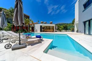 Fotografia z galérie ubytovania Luxury Villa Velvet Bourbon Split with private pool by the sea v destinácii Kaštela
