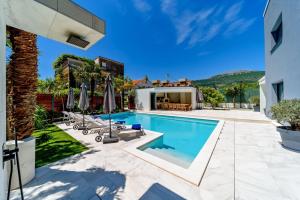 Fotografia z galérie ubytovania Luxury Villa Velvet Bourbon Split with private pool by the sea v destinácii Kaštela