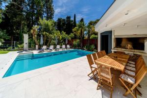 Fotografia z galérie ubytovania Luxury Villa Velvet Bourbon Split with private pool by the sea v destinácii Kaštela
