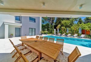 Fotografia z galérie ubytovania Luxury Villa Velvet Bourbon Split with private pool by the sea v destinácii Kaštela