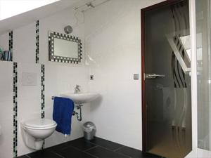 een badkamer met een toilet en een wastafel bij Ferienwohnungen Am Park in Bad Steben
